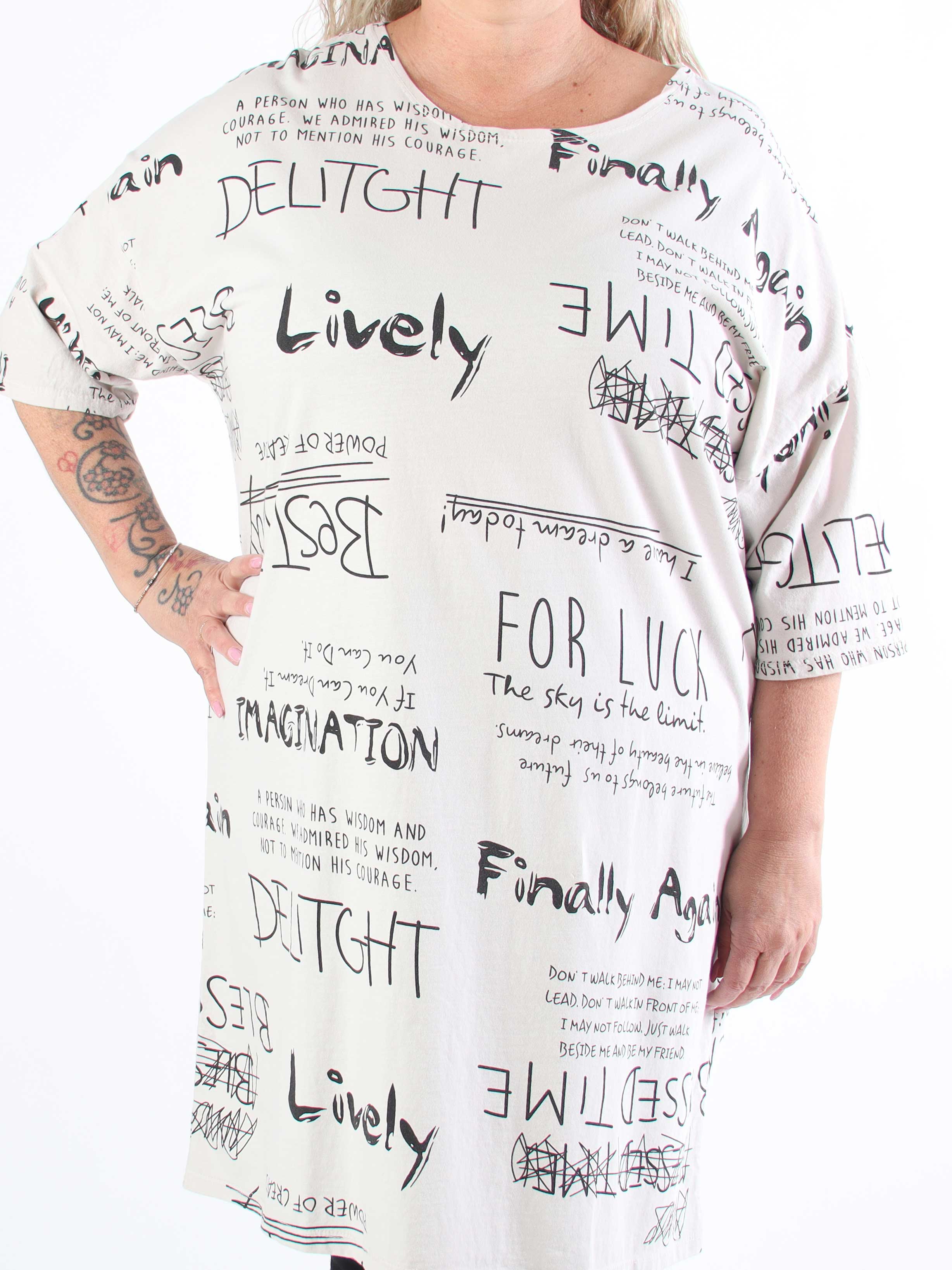 Lora - Plus size t-shirt kjole med tekst